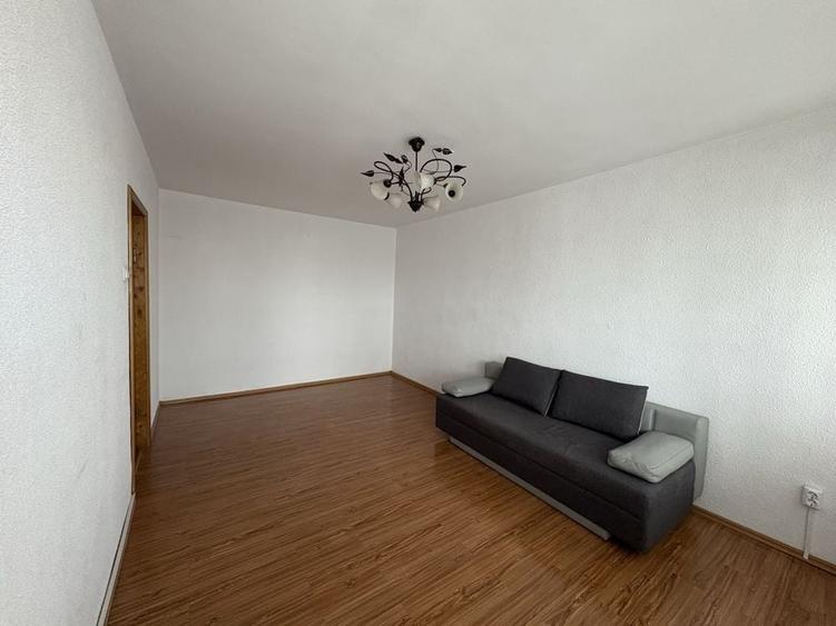 Apartament cu 3 camere decomandat în Micro 6