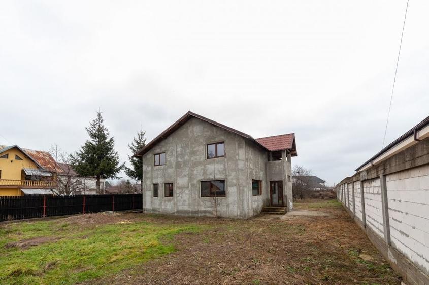 Casă individuală cu 7 camere cu Canalizare în Mărăcineni