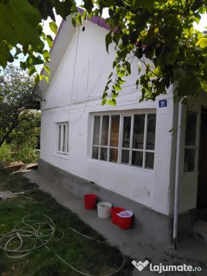 Casă cu 4 camere cu Teren 1000 Mp în Ghindeni