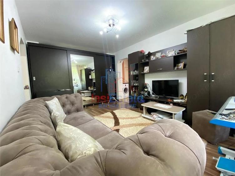 Apartament cu 2 camere semidecomandat în Filiași