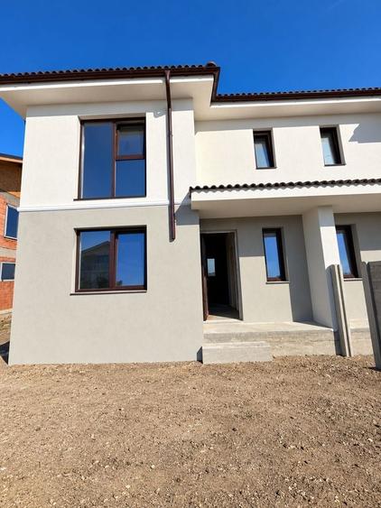 Duplex cu 4 camere cu Canalizare în Moșnița Nouă