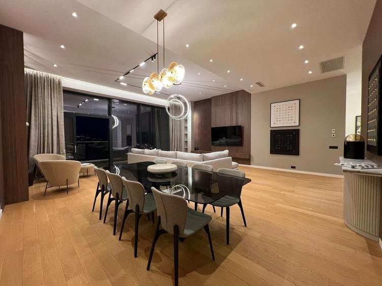 Apartament cu 4 camere decomandat în Herăstrău