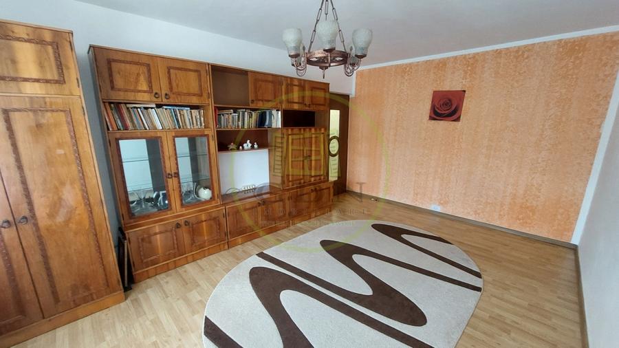 Apartament cu 3 camere decomandat, mobilat în Rovine