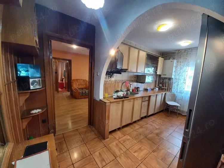 Apartament cu 3 camere semidecomandat în Orizont