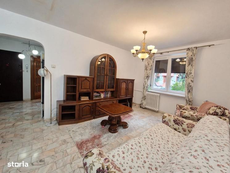 Apartament cu 3 camere semidecomandat în Teiul Doamnei
