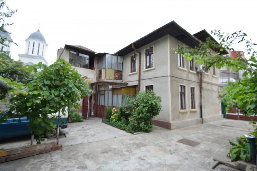 Casă cu 8 camere cu Canalizare în Matei Voievod