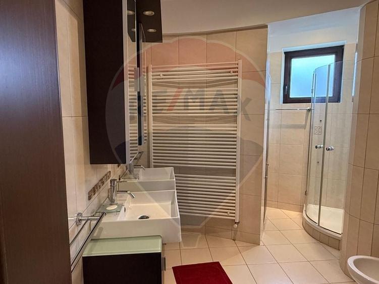 Apartament cu 4 camere semidecomandat, mobilat în Nordului