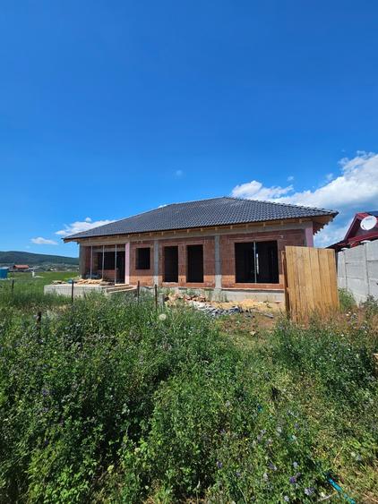 Casă individuală cu 4 camere cu Teren 378 Mp în Periferie
