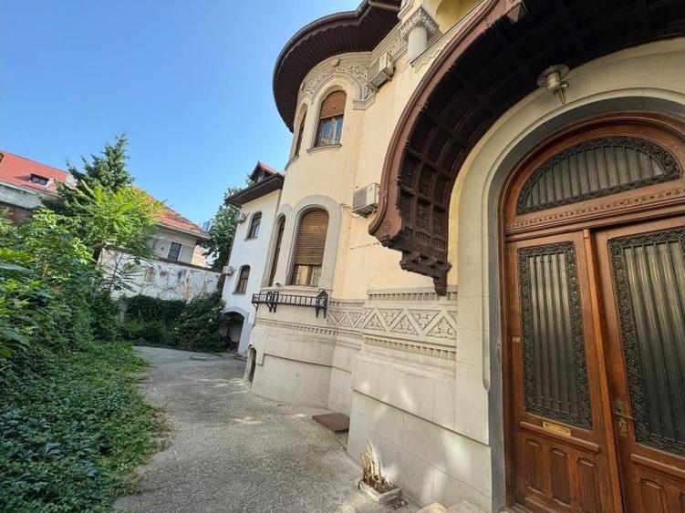 Casă cu 11 camere cu Garaj în Dacia