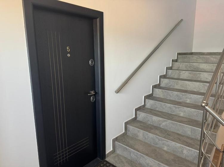 Apartament cu 2 camere semidecomandat, mobilat în Tractorul