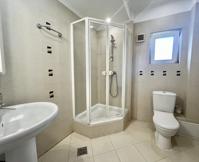 Apartament cu 4 camere decomandat, mobilat în Băneasa