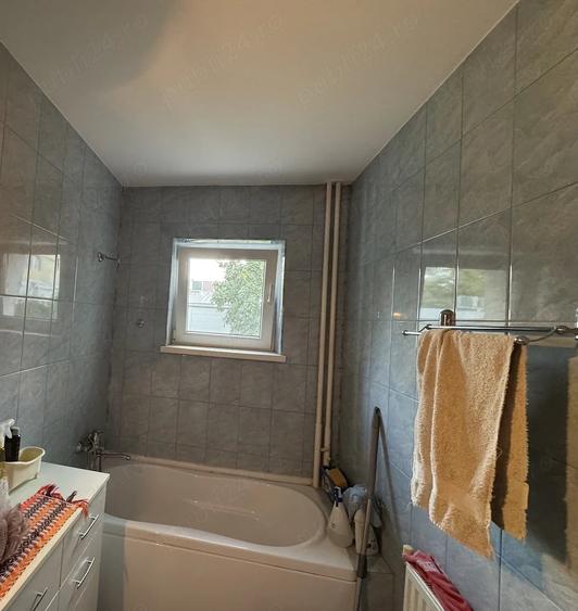 Apartament cu 3 camere decomandat în Exterior Vest