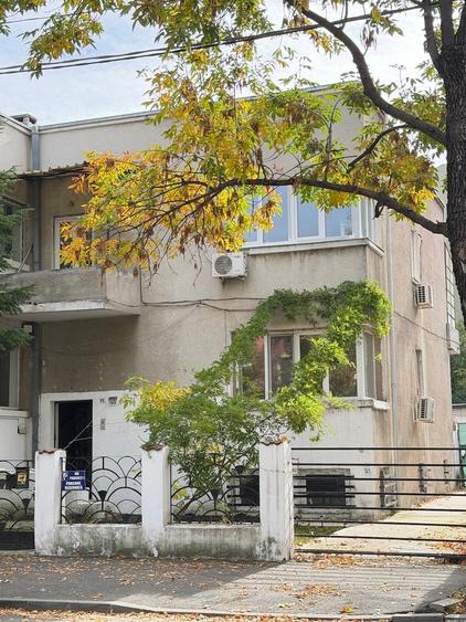 Casă individuală cu 9 camere cu Garaj în Obor