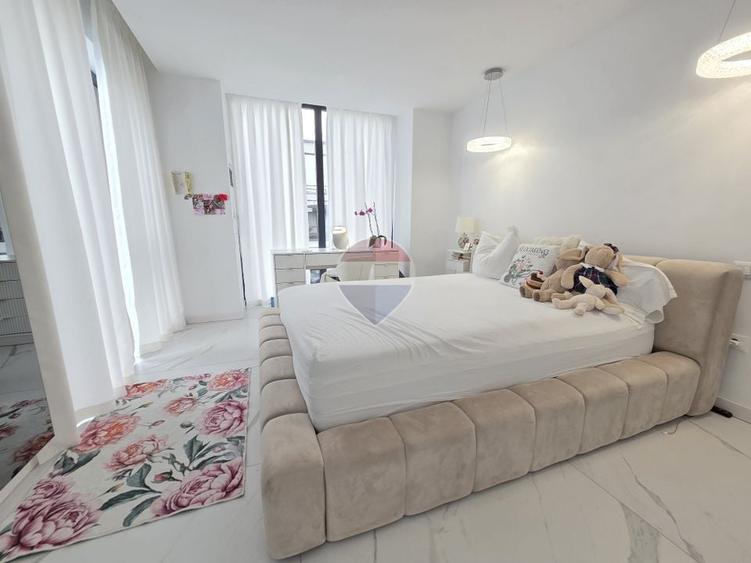 Casă individuală cu 7 camere cu Piscina în Est