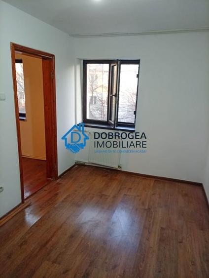 Apartament cu 3 camere semidecomandat în 23 August