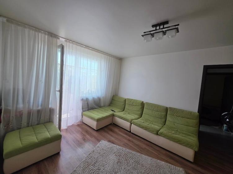 Apartament cu 3 camere semidecomandat, mobilat în Far