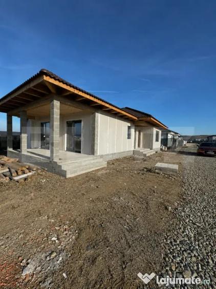 Casă cu 3 camere cu Teren 270 Mp în Petrești