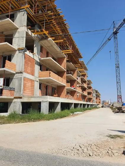 Garsonieră decomandată în Titan