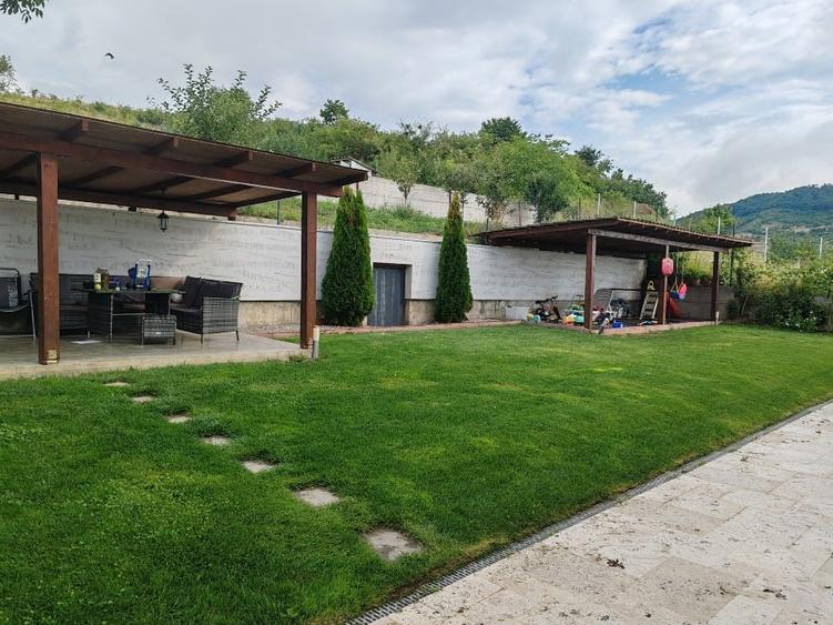 Duplex cu 5 camere cu Canalizare în Viișoara
