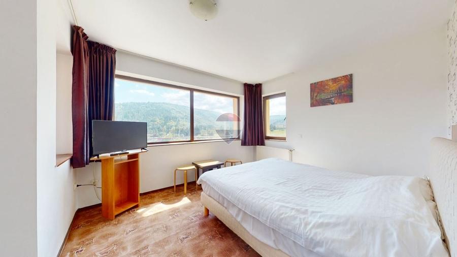 Casă individuală cu 15 camere cu Teren 4000 Mp în Sud-Est