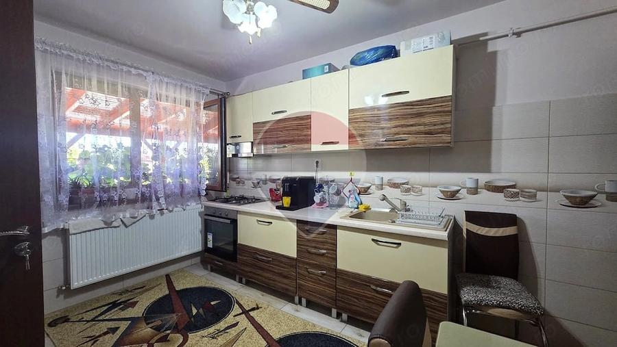 Casă cu 7 camere cu Teren 1400 Mp în Văleni