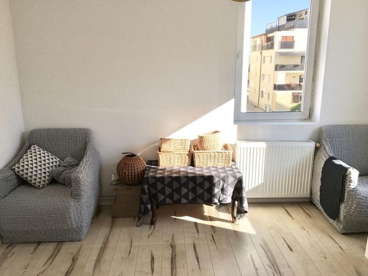 Apartament cu 3 camere decomandat în Turnișor