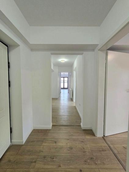 Apartament cu 4 camere decomandat în Dobroești