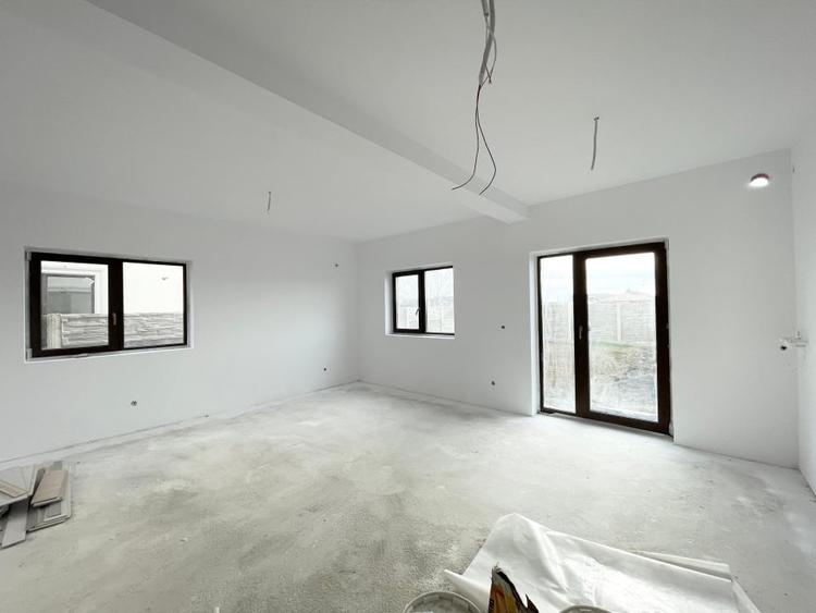 Duplex cu 4 camere cu Canalizare în Moșnița Veche