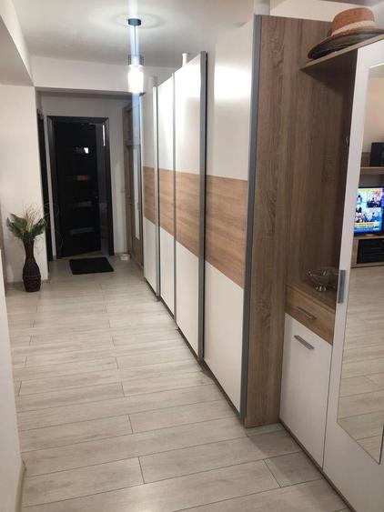 Apartament cu 3 camere semidecomandat în Pielești