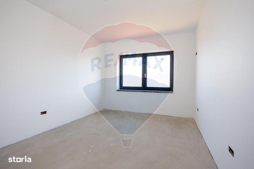 Casă cu 4 camere cu Teren 491 Mp în Noua