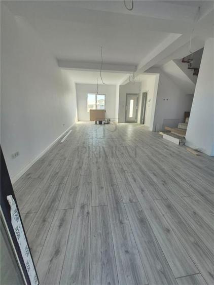 Duplex cu 4 camere cu Canalizare în Moșnița Nouă