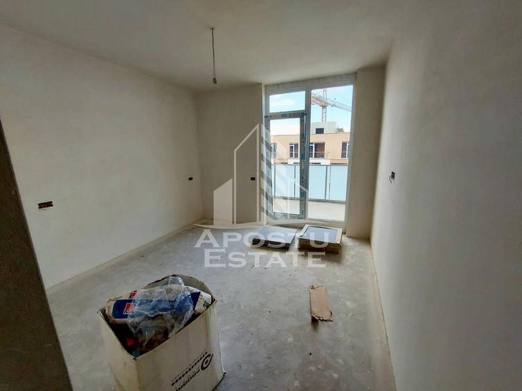 Penthouse cu 3 camere decomandat în Torontalului