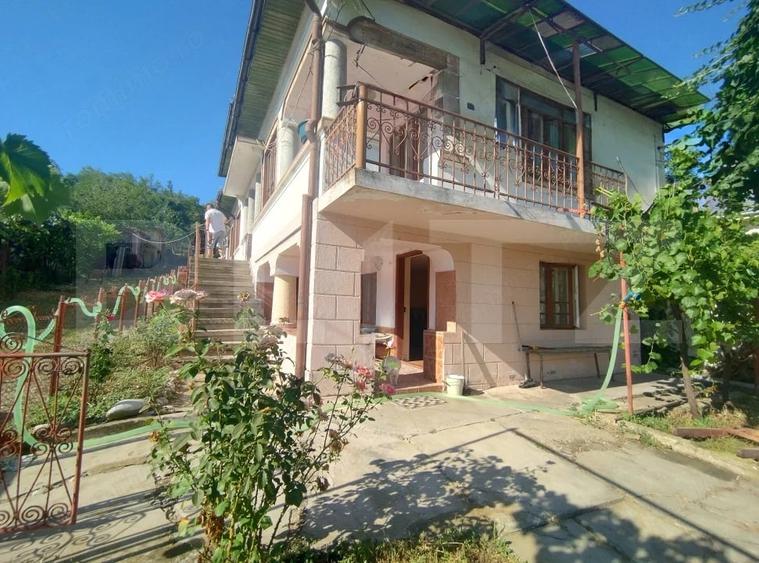 Casă cu 5 camere cu Teren 1100 Mp în Central