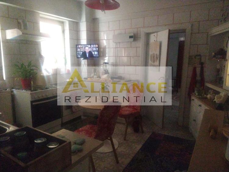 Casă individuală cu 6 camere cu Canalizare în Central