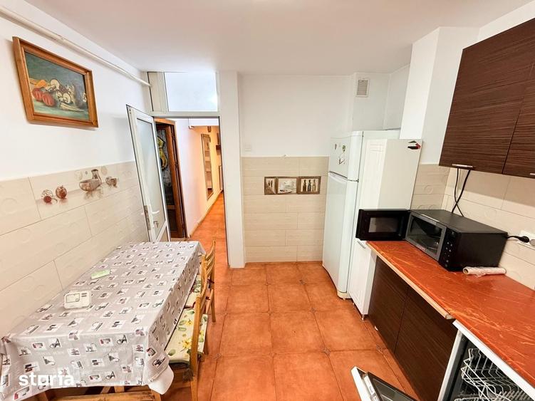 Apartament cu 3 camere decomandat în Podu Roș