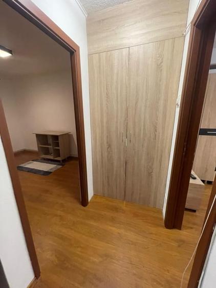 Apartament cu 3 camere semidecomandat, mobilat în Craiovița Nouă