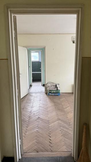 Apartament cu 3 camere semidecomandat în Precista