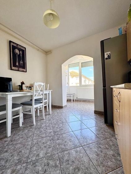 Apartament cu 3 camere decomandat în Girocului