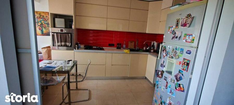 Apartament cu 4 camere decomandat în Văcăresti