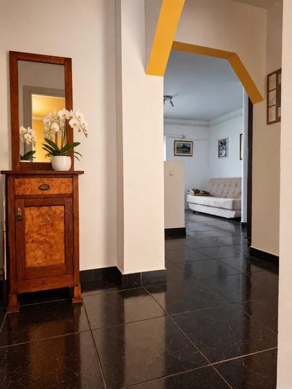 Apartament cu 3 camere decomandat în Carpați 2