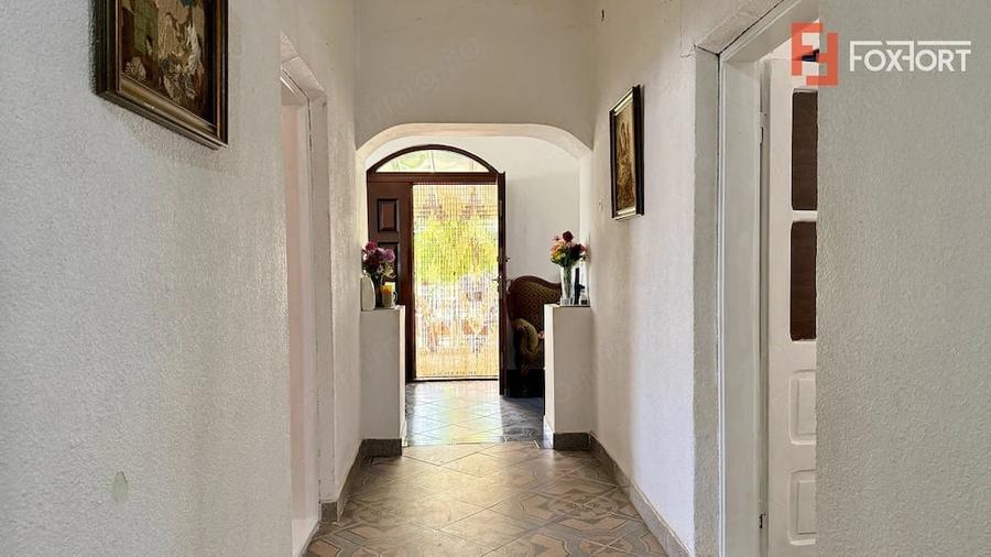 Casă cu 5 camere cu Teren 2540 Mp în Halânga