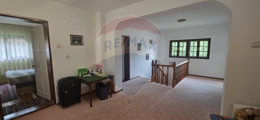 Casă individuală cu 7 camere cu Teren 917 Mp în Tătărani