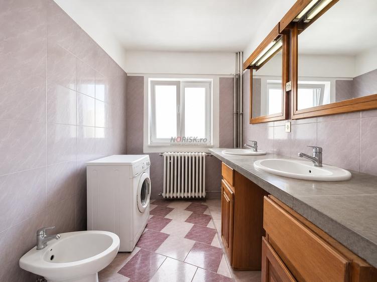 Apartament cu 3 camere semidecomandat în Gorjului