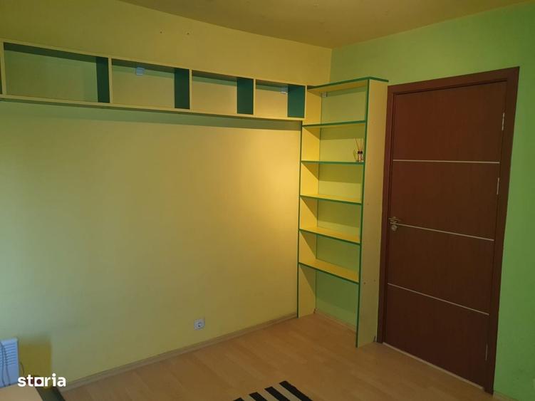 Casă cu 3 camere decomandat în Virtuții