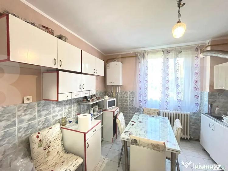 Apartament cu 4 camere semidecomandat în Central