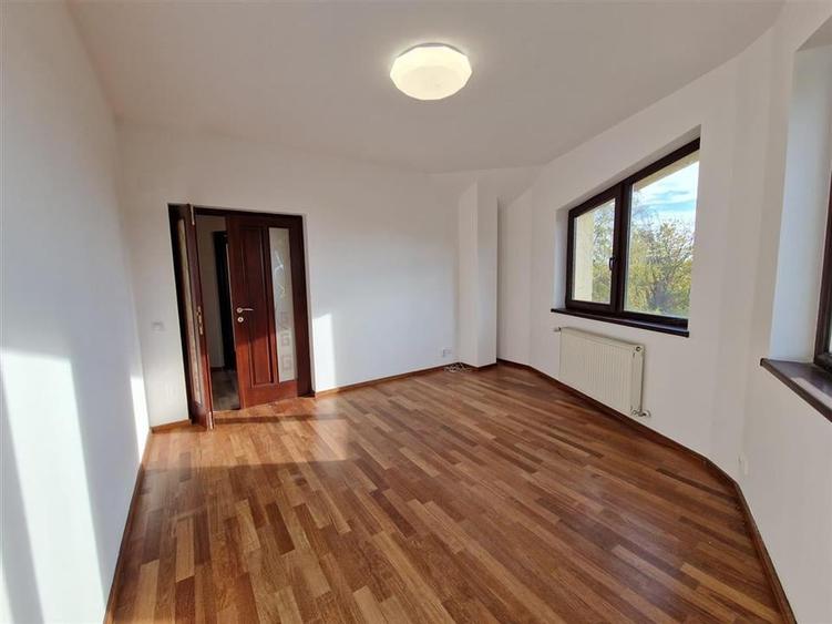 Casă individuală cu 8 camere cu Teren 2756 Mp în Sântandrei