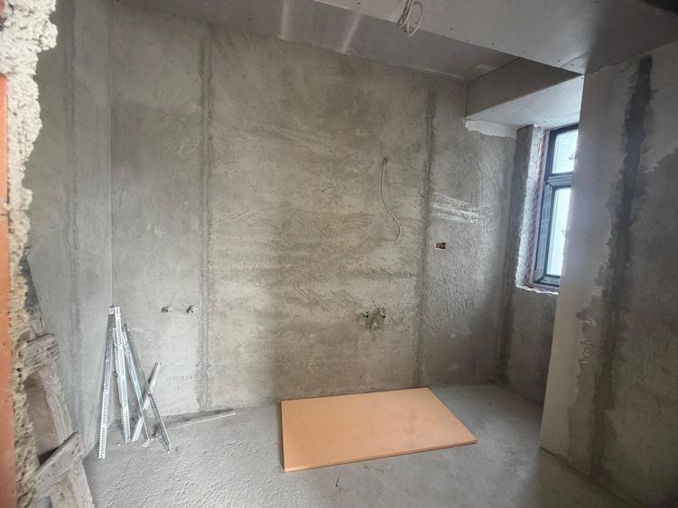 Apartament cu 3 camere semidecomandat, mobilat în Tineretului