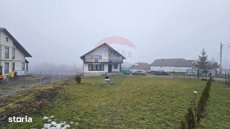 Casă cu 5 camere cu Teren 2500 Mp în Moara
