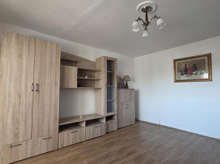 Apartament cu 4 camere decomandat în Dâmbovița