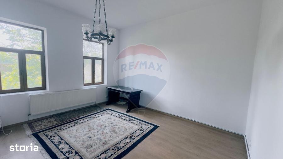 Casă cu 6 camere cu Teren 3300 Mp în Central